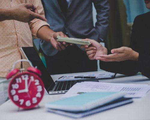 smart-discussing-meeting-report-phone_1150-1775